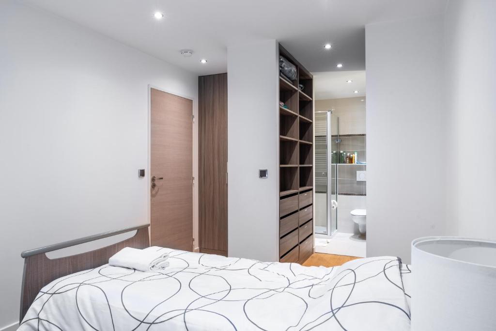 Posteľ alebo postele v izbe v ubytovaní Convenient 2BR Apt near subway