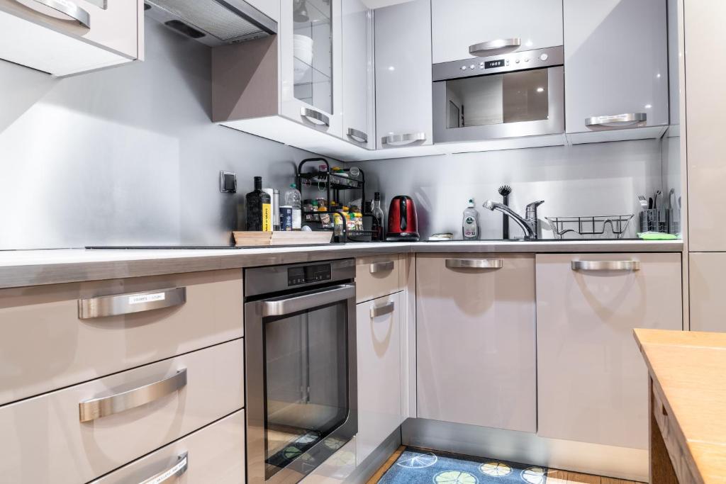 Kuchyňa alebo kuchynka v ubytovaní Convenient 2BR Apt near subway