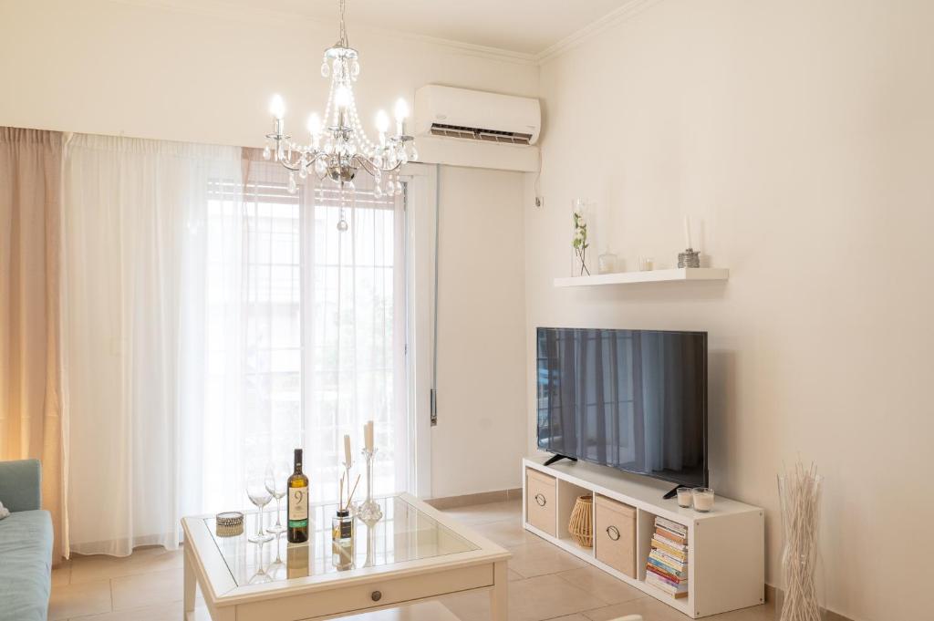 TV a/nebo společenská místnost v ubytování Amalthia Apartment Piraeus