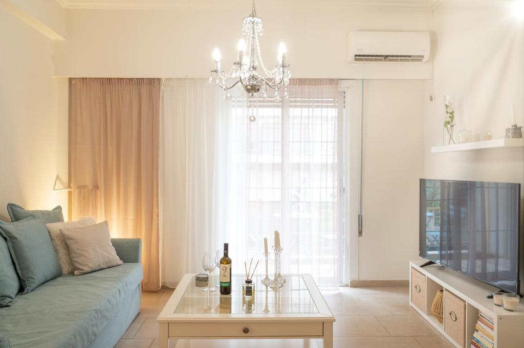 TV a/nebo společenská místnost v ubytování Amalthia Apartment Piraeus
