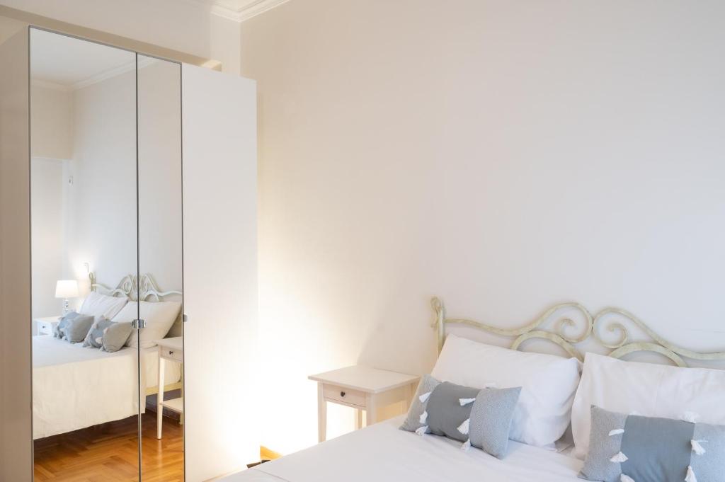 Postel nebo postele na pokoji v ubytování Amalthia Apartment Piraeus