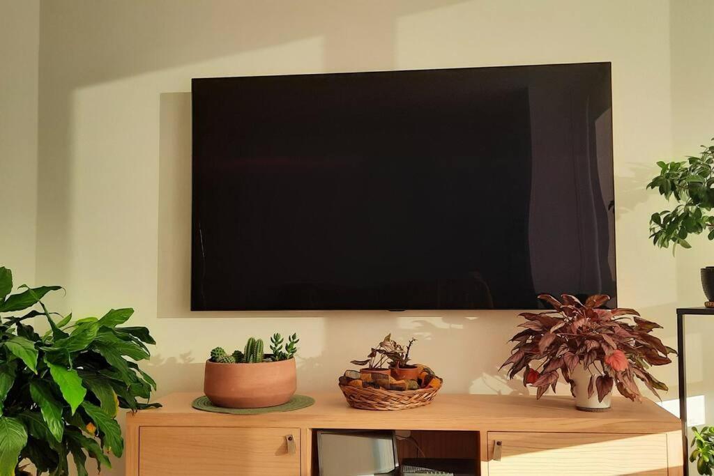 Телевизор и/или развлекательный центр в Soleado apartamento con garaje