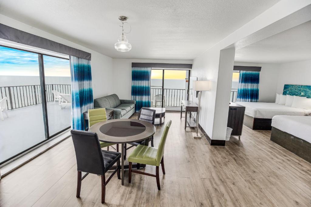 Tropical Seas Hotel - 
