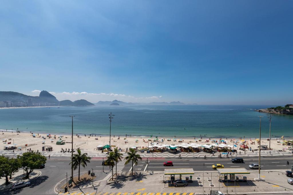 uma vista para uma praia com muita gente em Sofisticado em Copacabana - 2 Suites - A801 no Rio de Janeiro