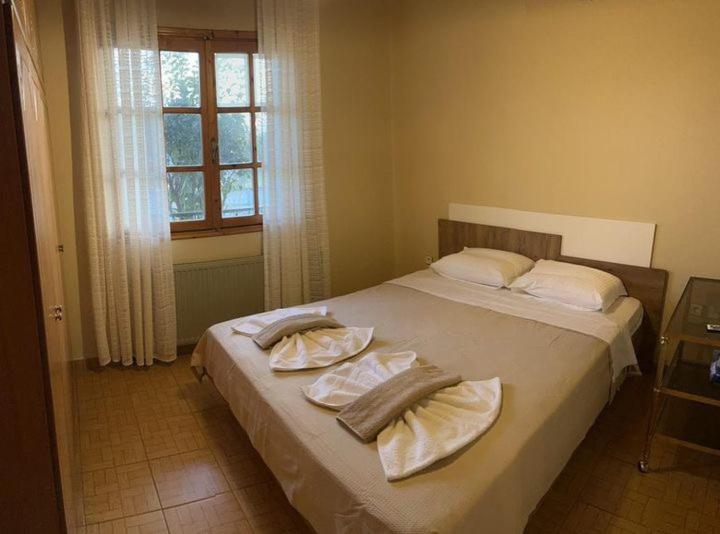 ein Schlafzimmer mit einem Bett mit Handtüchern darauf in der Unterkunft Valsamo Luxury Cottage in Chaïdeftón