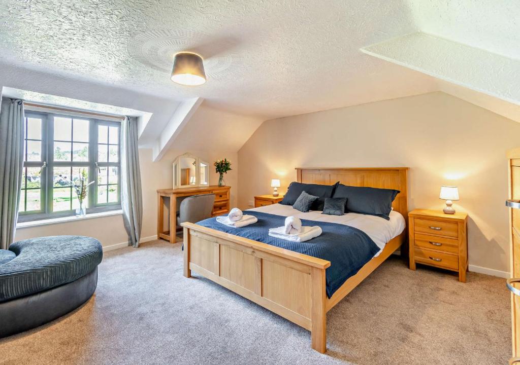 Un pat sau paturi într-o cameră la Chestnut Cottage - Stackpole