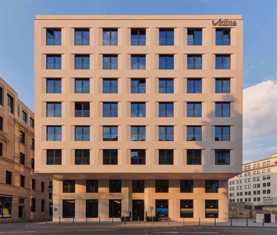 une vue extérieure du bâtiment de bureau dans l'établissement Adina Apartment Hotel Wiesbaden, à Wiesbaden