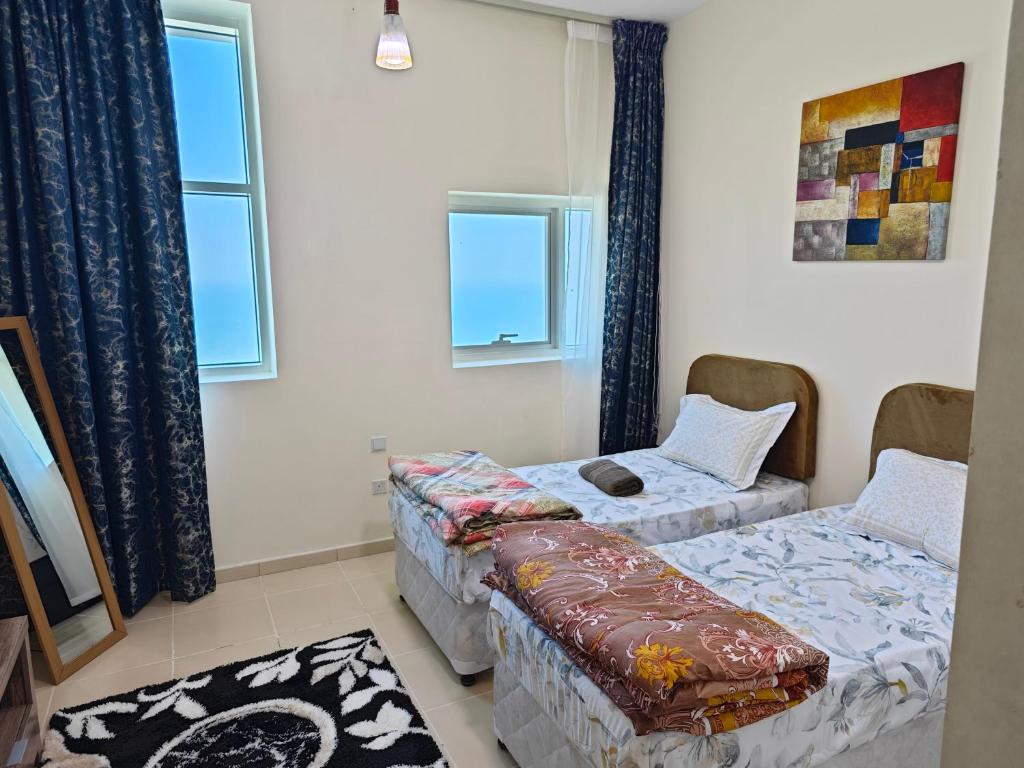 Postel nebo postele na pokoji v ubytování Twins Room in Shared Apartment