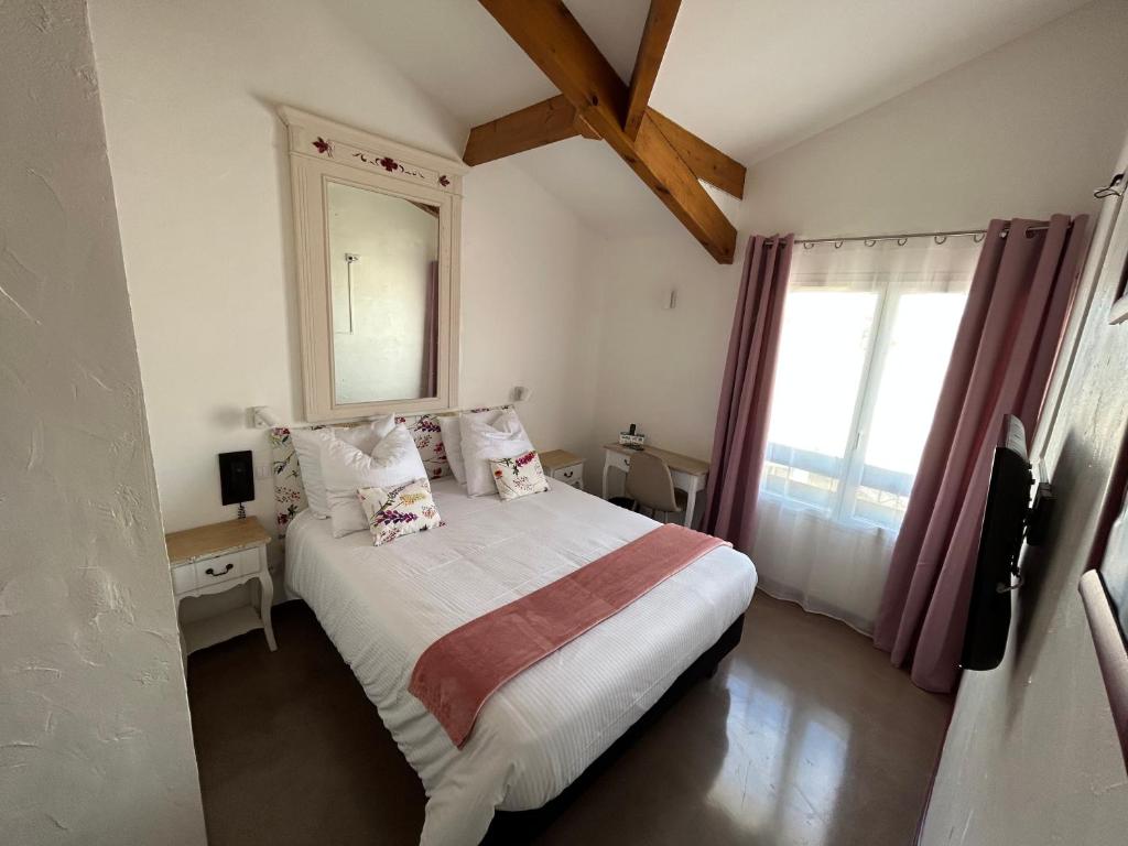 Postel nebo postele na pokoji v ubytování Logis Hotel De La Clape