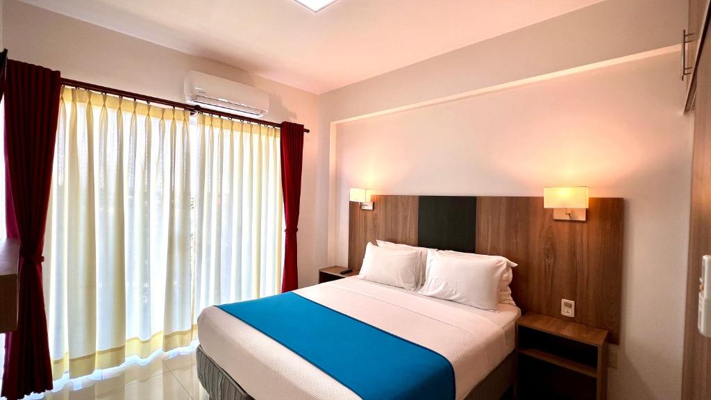 a bedroom with a bed and a large window at Pacifico Apart Hotel in Santa Cruz de la Sierra