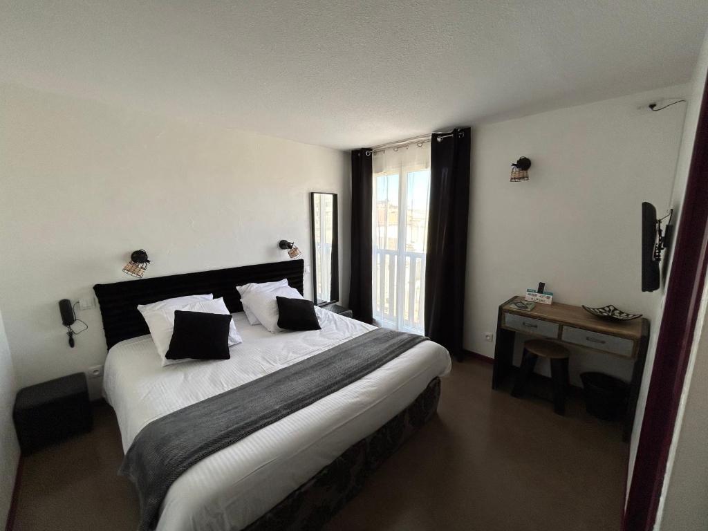 Postel nebo postele na pokoji v ubytování Logis Hotel De La Clape
