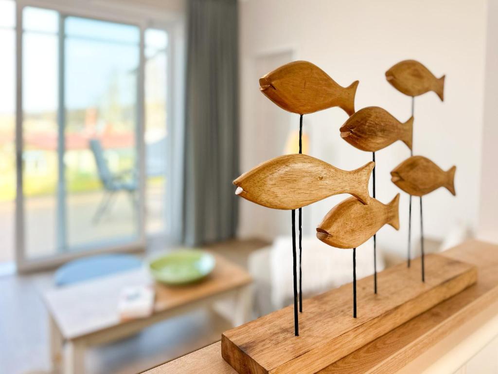 a wooden sculpture of birds on a table at Appartements "Zum Leuchtturm" Hafen Rankwitz Insel Usedom in Rankwitz