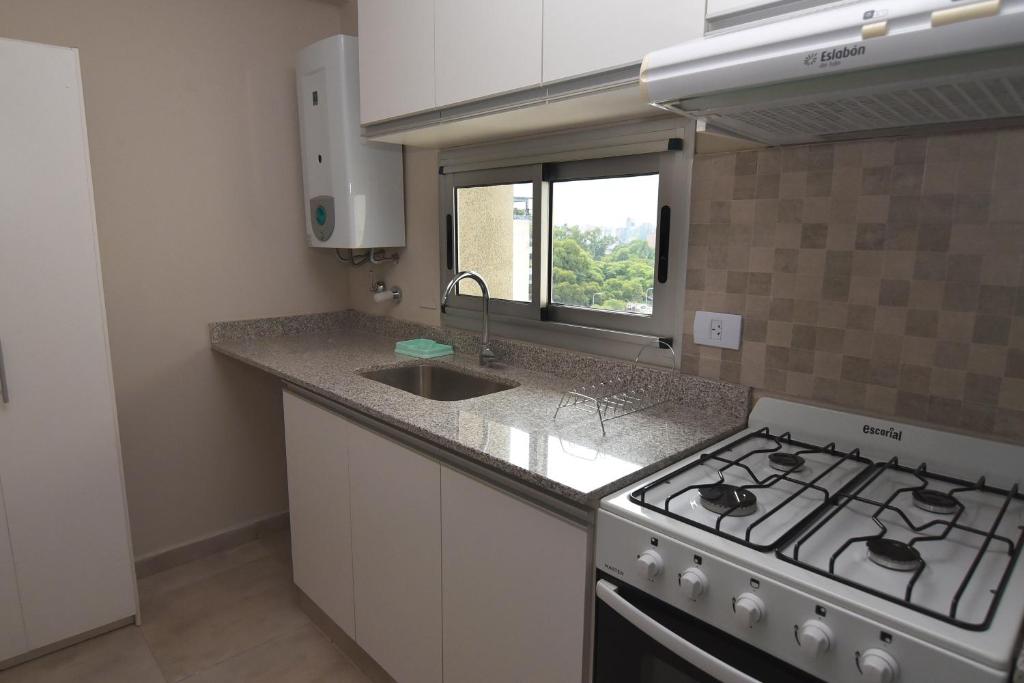 Kuchyň nebo kuchyňský kout v ubytování Cómodo apt 2DR con hermosas vistas a estrenar!