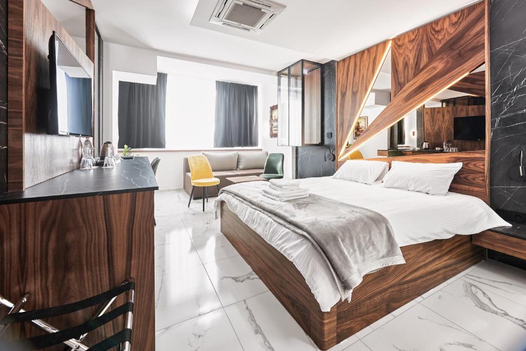 una camera con un grande letto e un divano di MiM Apartments a Skopje