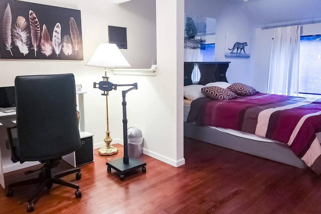 Schlafzimmer mit einem Bett, einem Schreibtisch und einem Stuhl in der Unterkunft Cozy Balcony apartment in Morningside in Sioux City