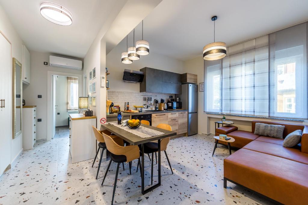 cocina y sala de estar con mesa y sillas en Sylvia suite@Kantrida en Rijeka