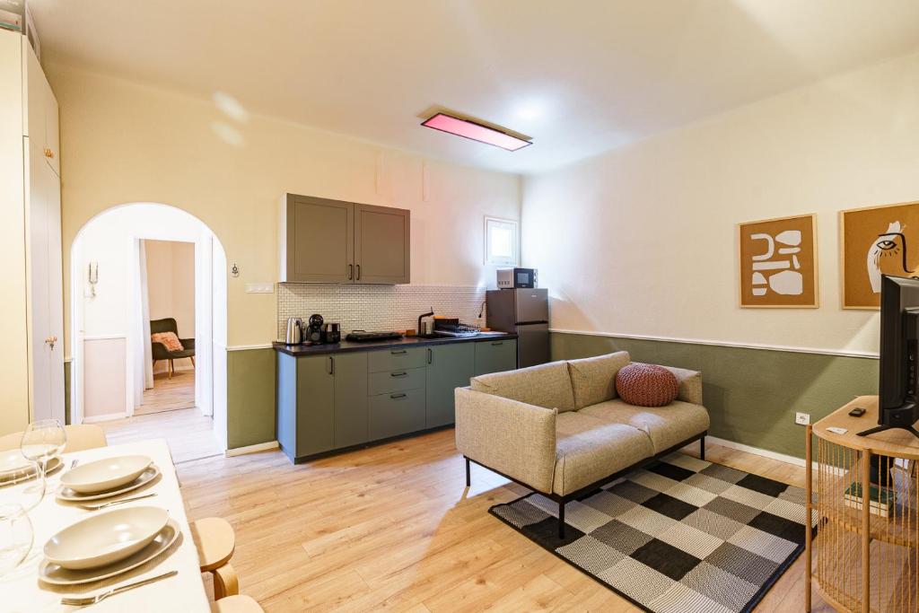 A kitchen or kitchenette at Sunny new luxurious home at the Jewish district