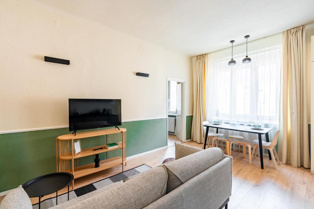 A television and/or entertainment centre at Sunny new luxurious home at the Jewish district