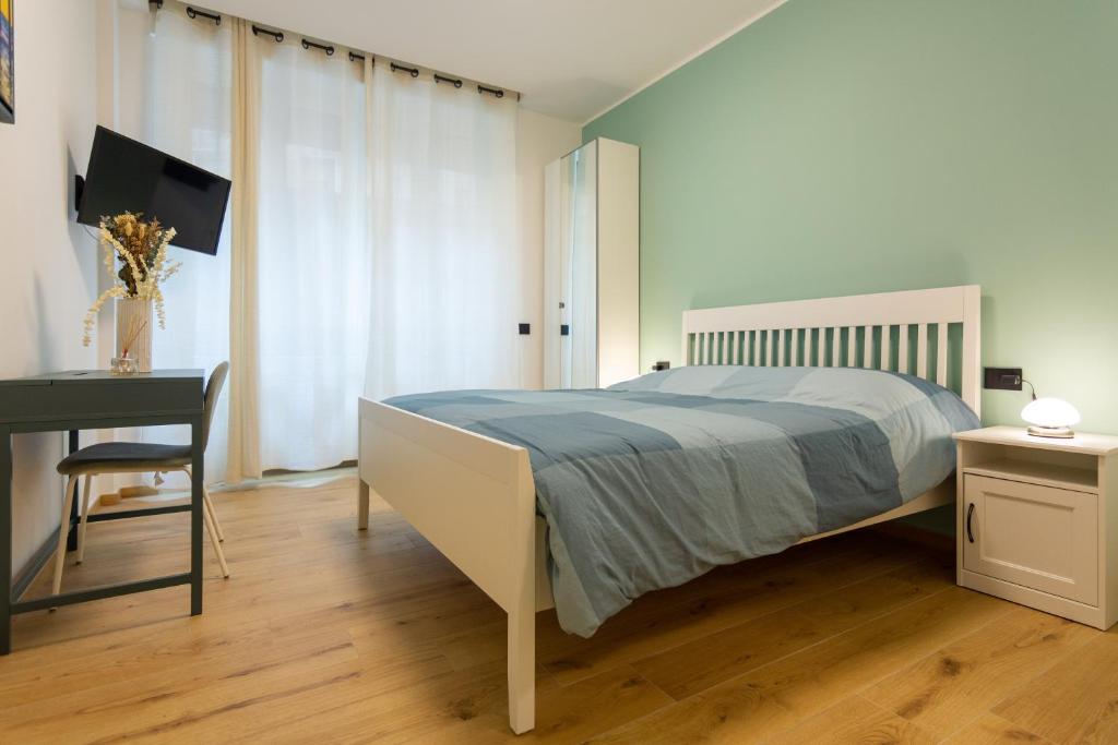 1 dormitorio con cama, escritorio y silla en Italianflat - Vittoria Suite, en Milán