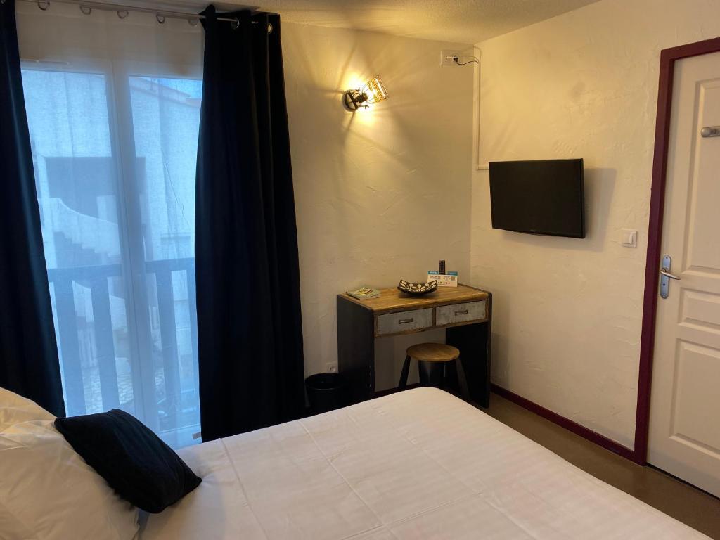 Postel nebo postele na pokoji v ubytování Logis Hotel De La Clape