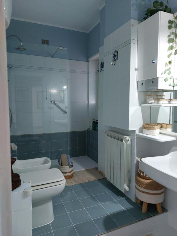 a bathroom with a toilet and a sink at Appartamento CasaZeta luminoso e centralissimo in Latina