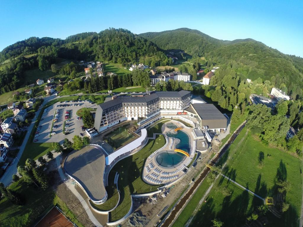 una vista aérea de un complejo con montañas en el fondo en Hotel Kardial, en Teslić