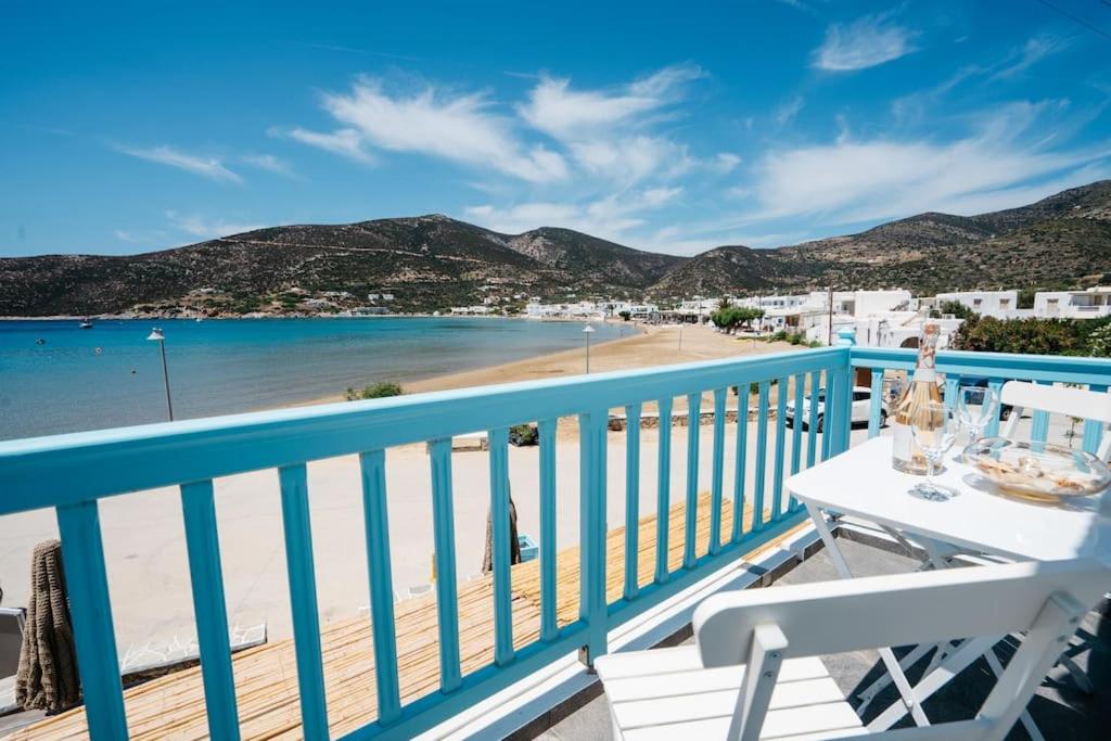 balcón con mesa y sillas y playa en Loukas and Margarita's house en Platís Yialós Sifnos