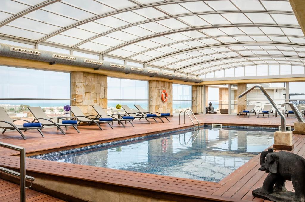 Bazén v ubytovaní Exe Cunit Suites & Spa alebo v jeho blízkosti