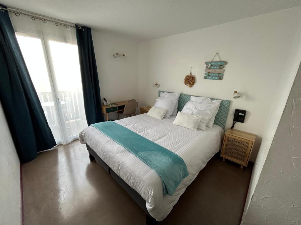 Postel nebo postele na pokoji v ubytování Logis Hotel De La Clape
