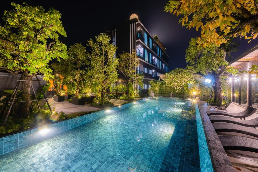 una piscina por la noche en una ciudad en The View Chiang Dao Hotel, en Chiang Dao