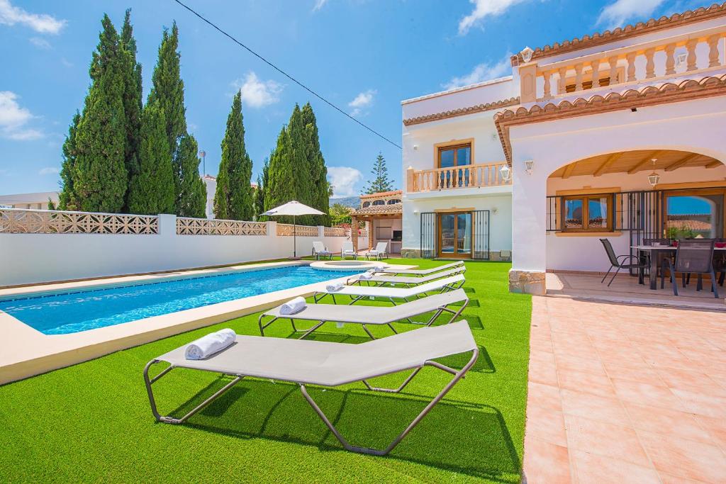 Bazén v ubytování Villa Fuster - PlusHolidays nebo v jeho okolí