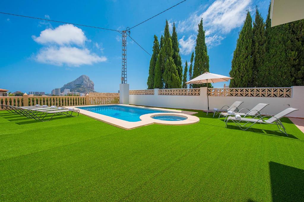 Bazén v ubytování Villa Fuster - PlusHolidays nebo v jeho okolí