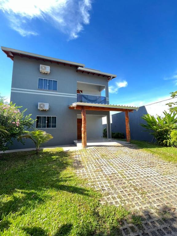 a house with a pathway in front of it at Casa Temporada Aconchego e tranquilidade 1 in Bonito