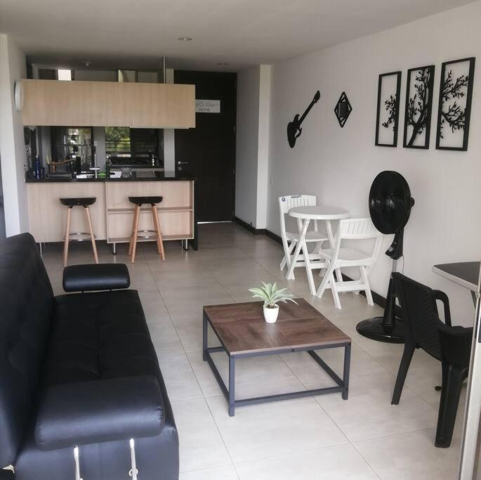 a living room with a couch and a table at Apartamento en Cañaveral in Floridablanca