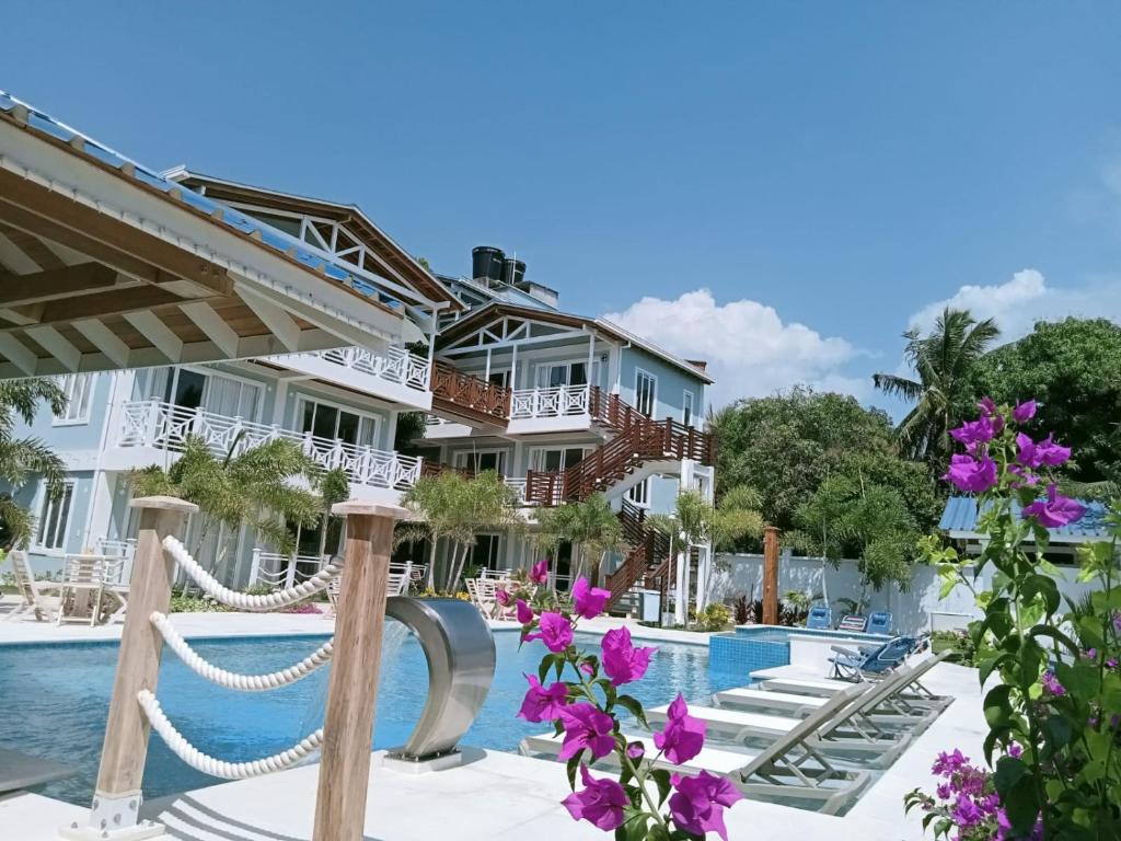 uma vista para o resort a partir da piscina em Oasis Tolú Hotel Boutique em Tolú