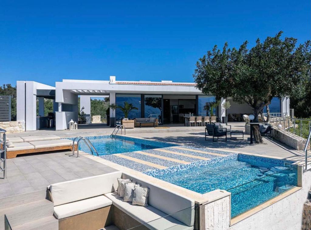 Bazén v ubytování Agapi Luxury Villa nebo v jeho okolí