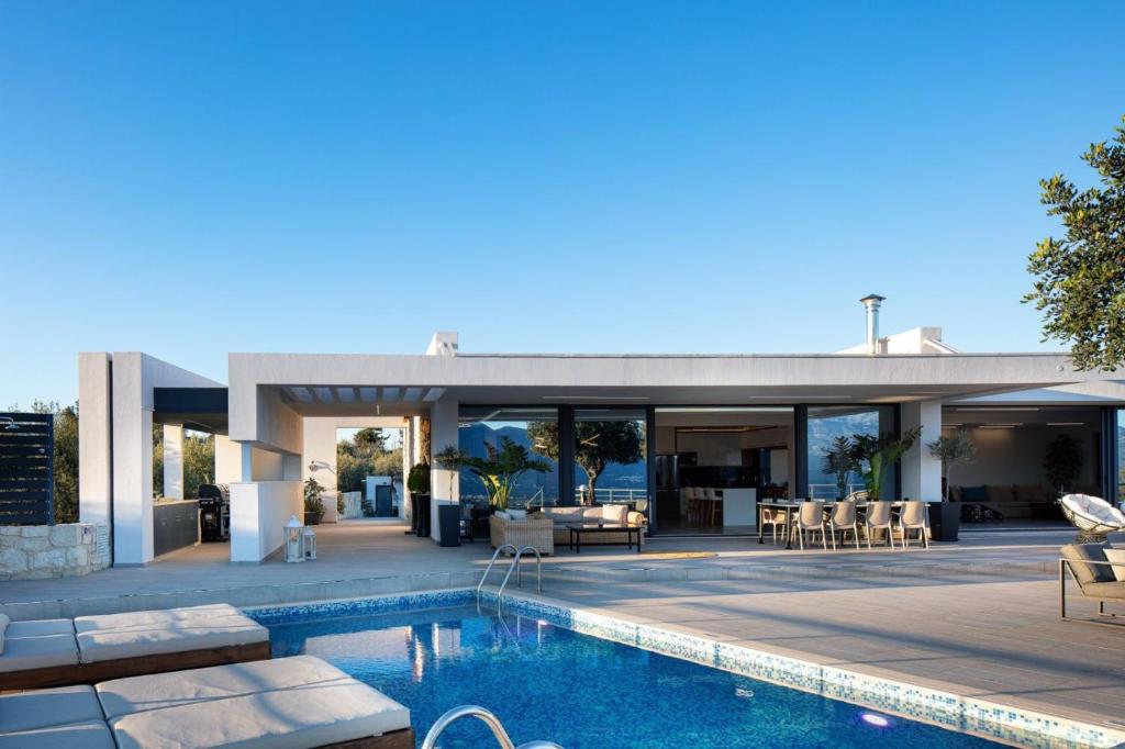 Bazén v ubytování Agapi Luxury Villa nebo v jeho okolí