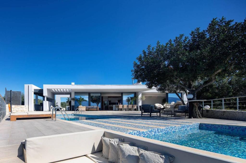 Bazén v ubytování Agapi Luxury Villa nebo v jeho okolí