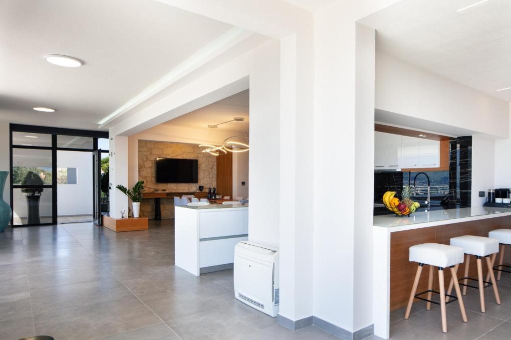 TV a/nebo společenská místnost v ubytování Agapi Luxury Villa