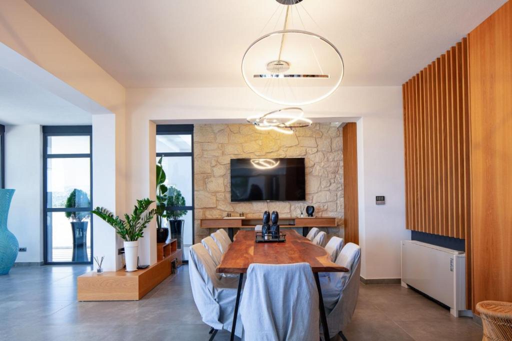TV a/nebo společenská místnost v ubytování Agapi Luxury Villa