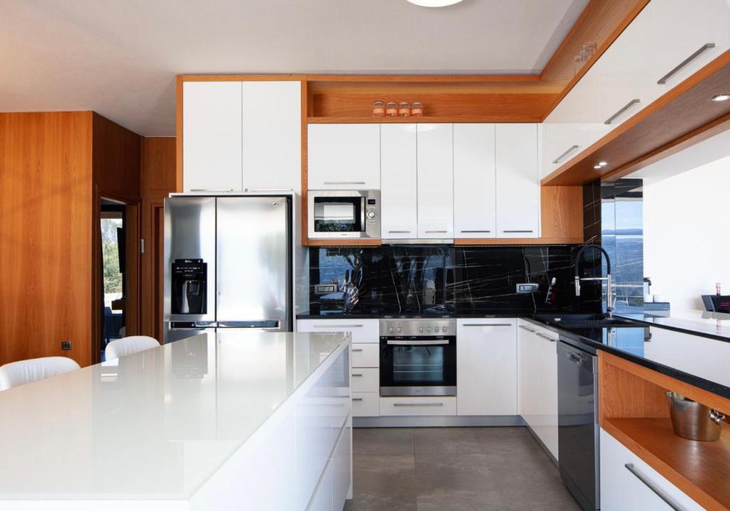 Kuchyň nebo kuchyňský kout v ubytování Agapi Luxury Villa