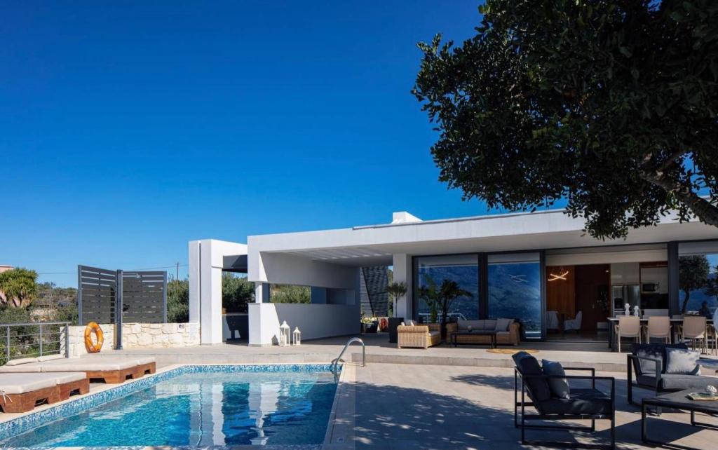 Bazén v ubytování Agapi Luxury Villa nebo v jeho okolí