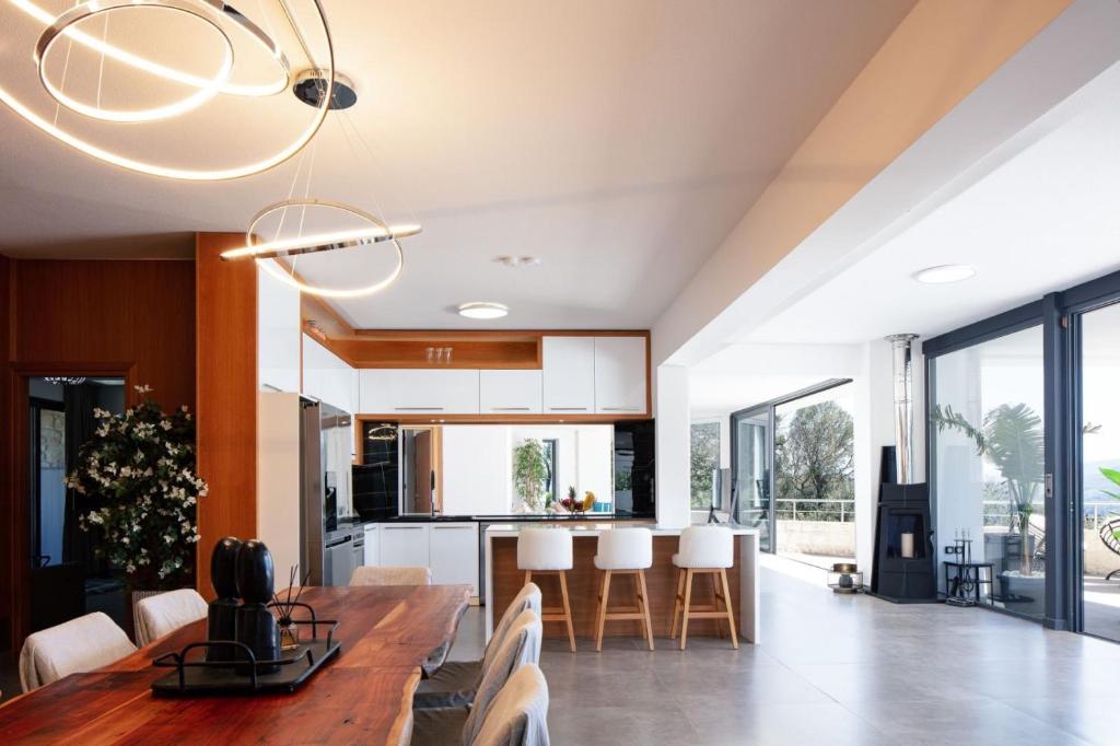 Kuchyň nebo kuchyňský kout v ubytování Agapi Luxury Villa