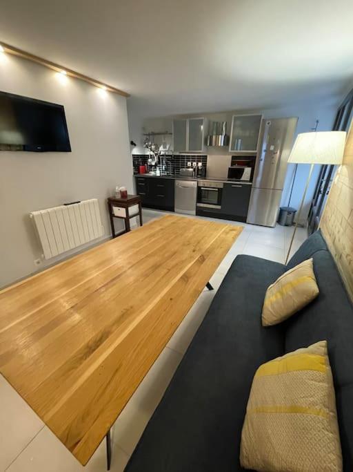 Kuchyňa alebo kuchynka v ubytovaní Le Sarana : 75m2, calme, belle vue avec terrasse.