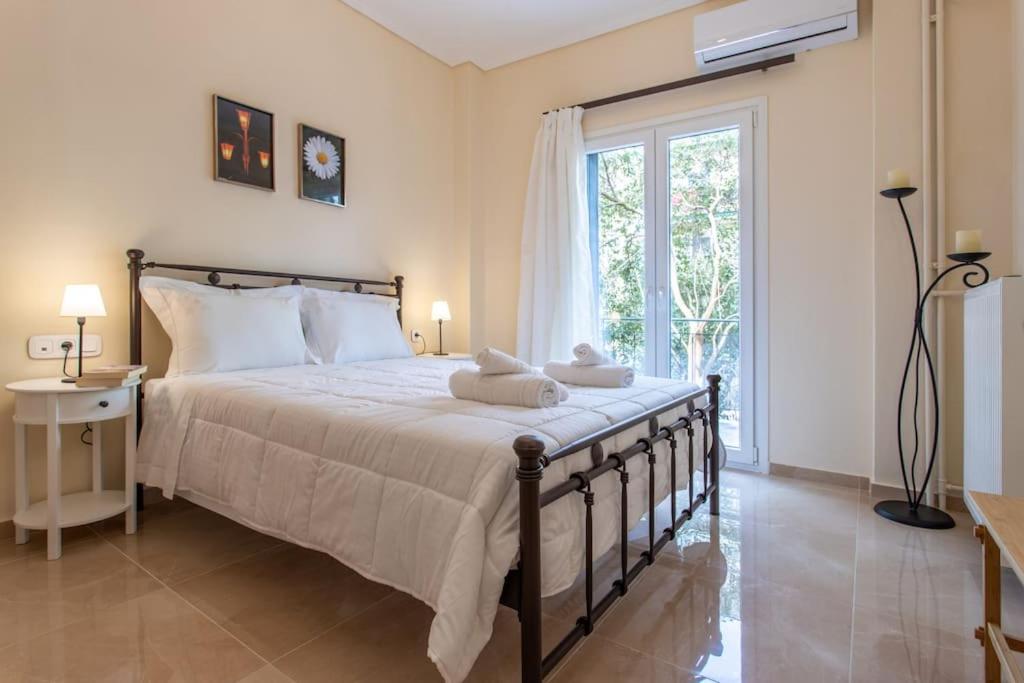 מיטה או מיטות בחדר ב-Luxury Apartment in Garitsa Bay