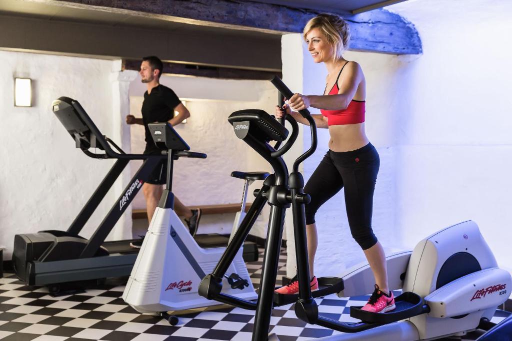 Fitness centrum a/nebo fitness zařízení v ubytování Hotel Navarra Brugge