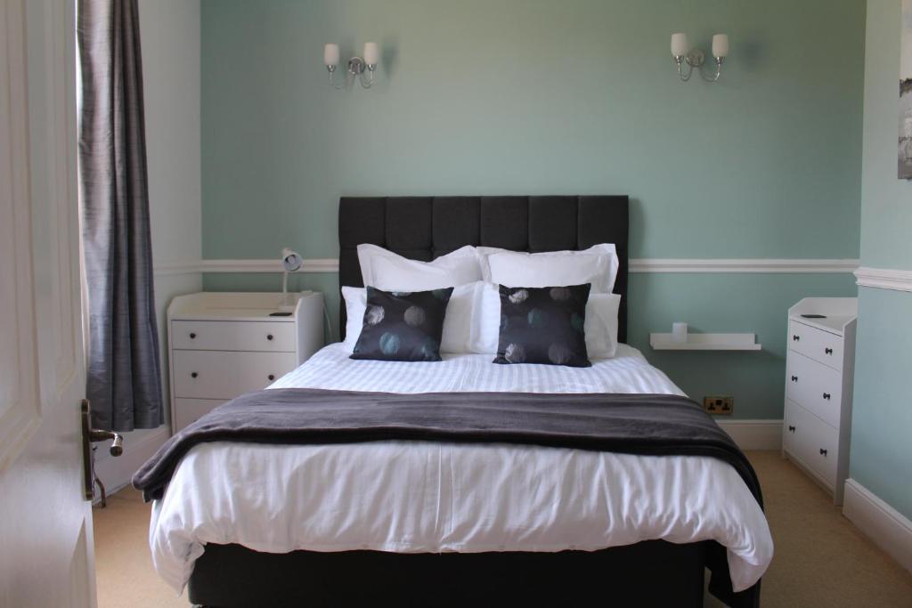Tempat tidur dalam kamar di Spring Gardens, 4-bedroom seaside family home