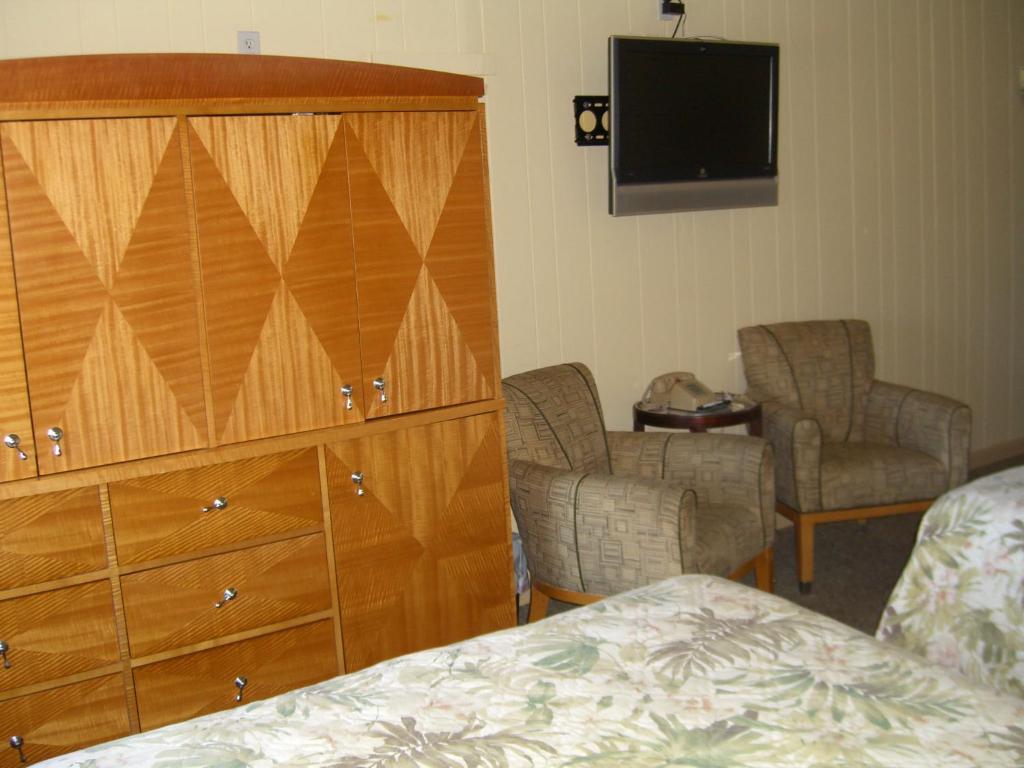TV a/nebo společenská místnost v ubytování The Amethyst Beach Motel