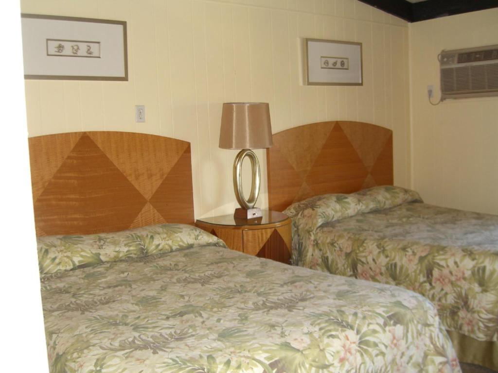 Postel nebo postele na pokoji v ubytování The Amethyst Beach Motel
