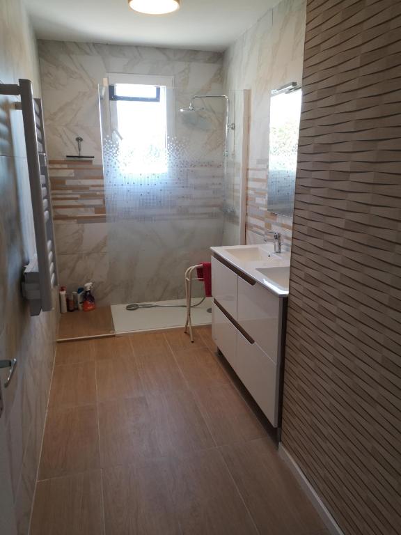 Fotografia z galérie ubytovania Un gîte entièrement rénové à la campagne v destinácii Pern